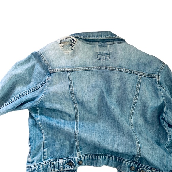 CLÉO vintage light wash blue jean jacket with major distressing size M - Picture 7 of 10